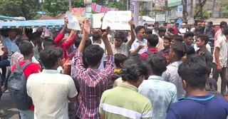 গাজীপুরে নিরাপদ সড়কের দাবিতে শিক্ষার্থীদের মহাসড়ক অবরোধ